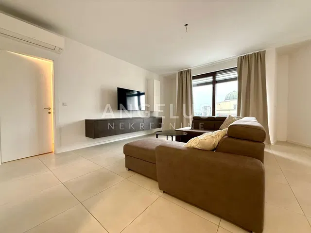 Obývací pokoj; dlažba, výhled, přirozené světlo