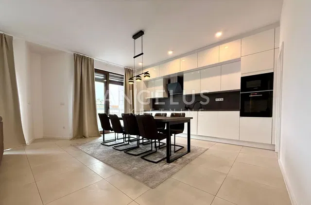 Kuchyně; kuchyňské spotřebiče, dlažba, přirozené světlo, moderní styl