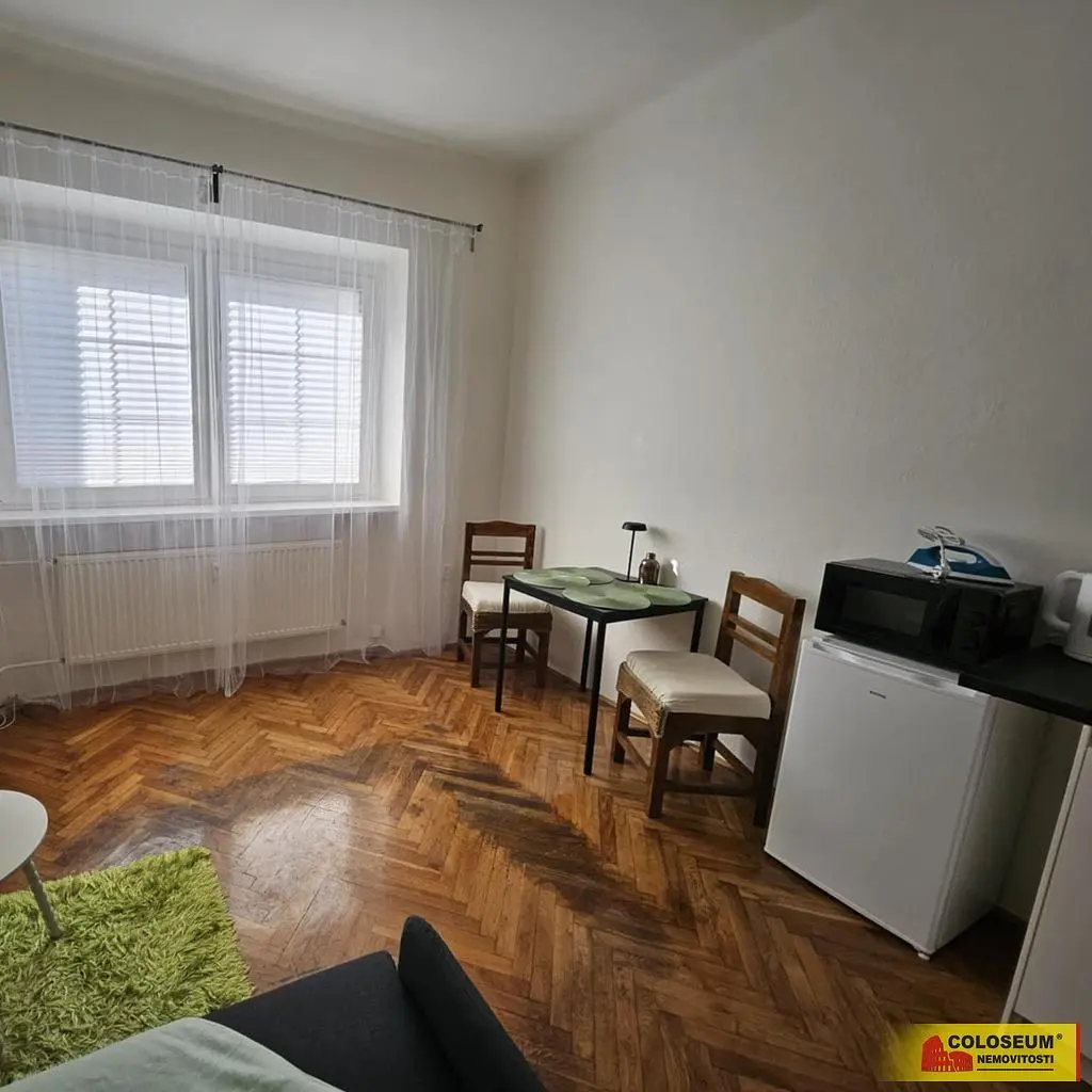 Cuisine; électroménager, parquet, lumière naturelle