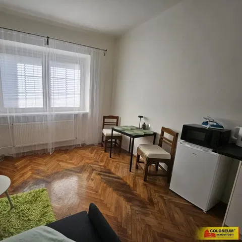 Kuhinja; kućanski aparati, drveni pod, prirodna svjetlost