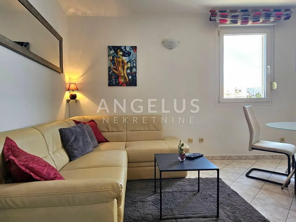 Dnevni boravak; moderan stil, prirodna svjetlost, pločice