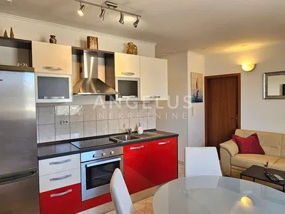 Kuhinja; kućanski aparati, pločice, moderan stil