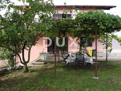 Dům a okolí; výhled