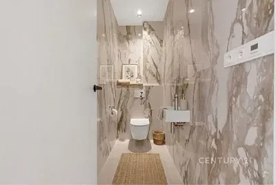 Toilette; fliesenboden, renoviert, tageslicht, moderner stil