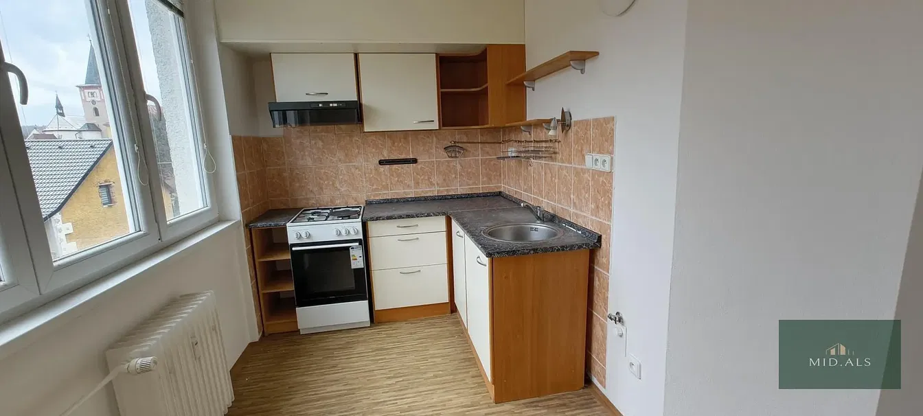 Кухня; кухненски уреди, плочки, гледка