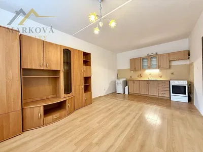 Kuchyně; dlažba, po rekonstrukci