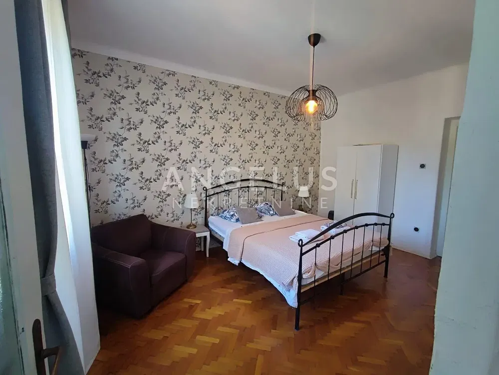 Spavaća soba; drveni pod, prirodna svjetlost