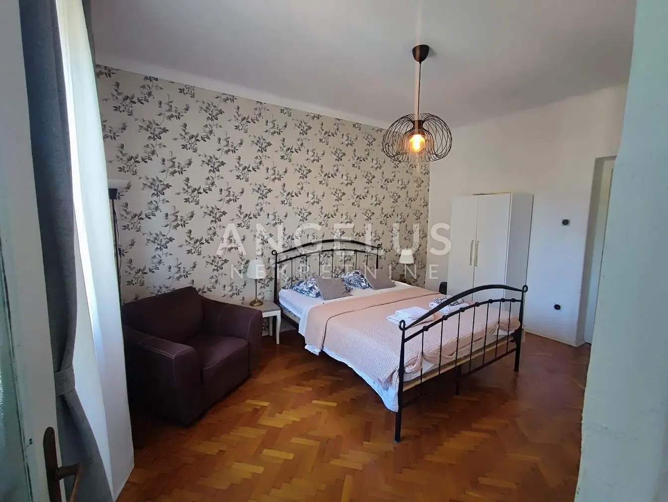 Spavaća soba; drveni pod, prirodna svjetlost