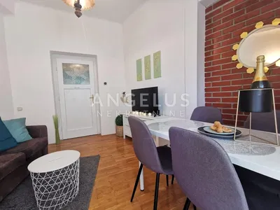 Dnevni boravak; moderan stil, drveni pod, prirodna svjetlost