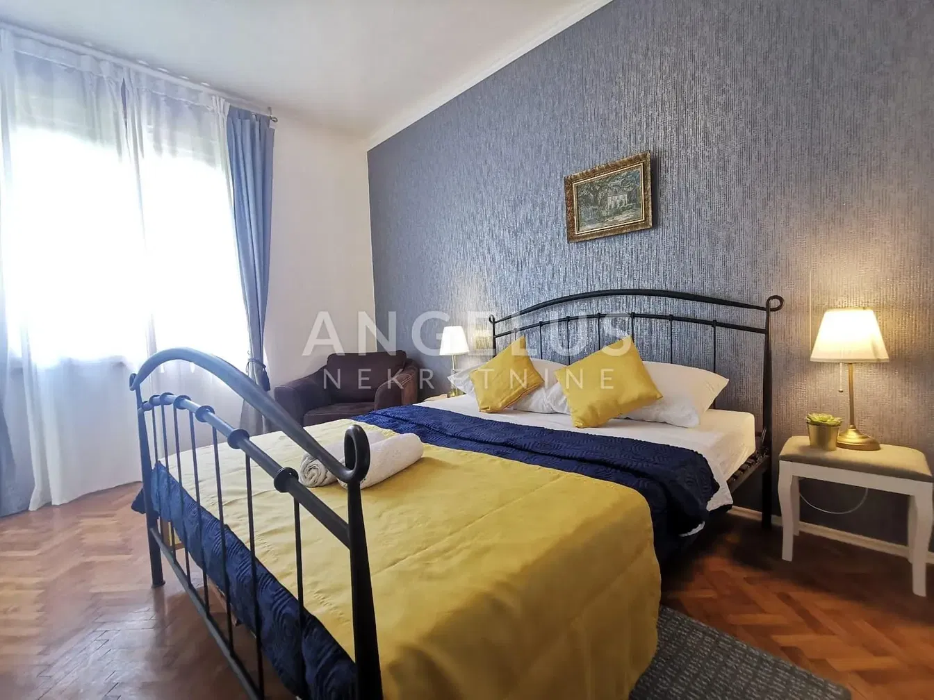 Spavaća soba; prirodna svjetlost, drveni pod