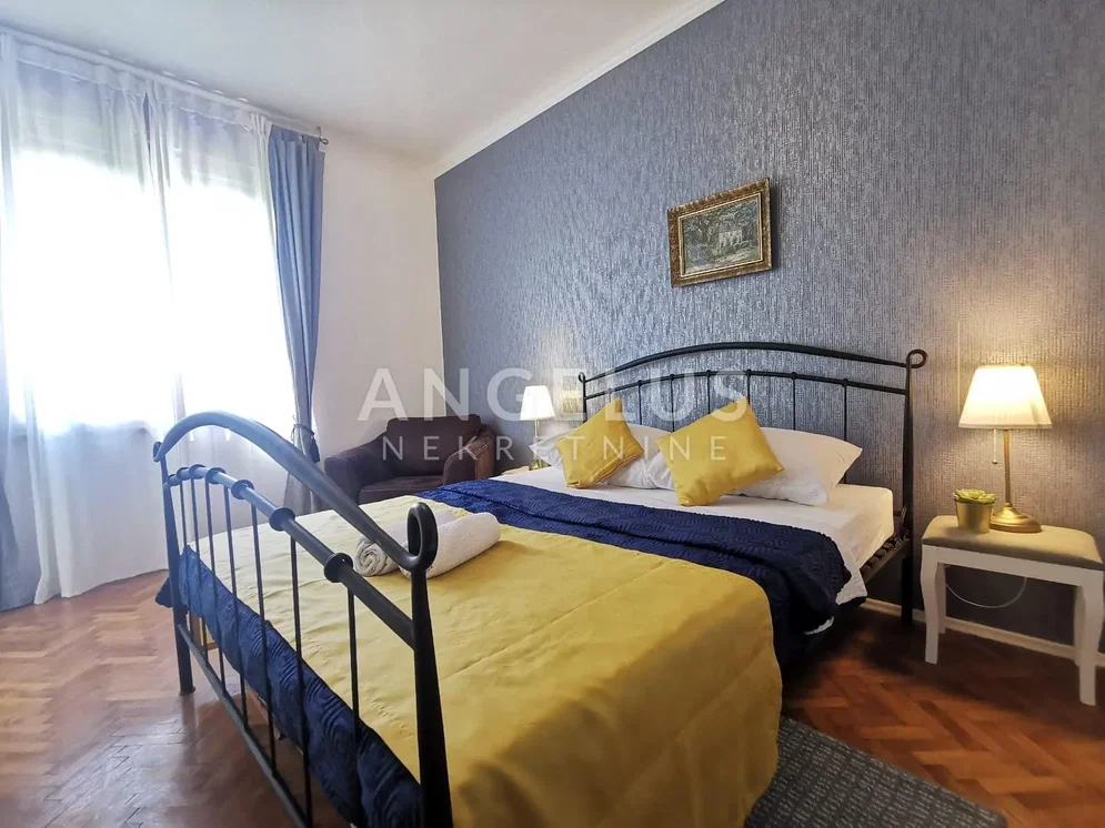 Spavaća soba; prirodna svjetlost, drveni pod