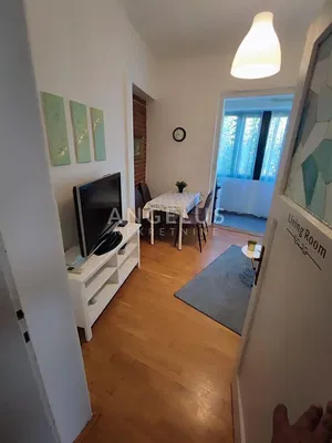 Dnevni boravak; drveni pod, prirodna svjetlost, moderan stil