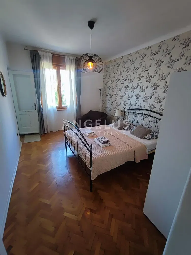 Spavaća soba; drveni pod, prirodna svjetlost