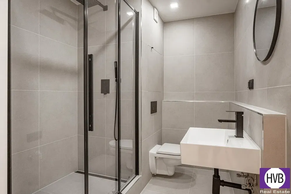 Koupelna; dlažba, po rekonstrukci, přirozené světlo