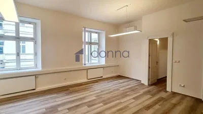 Obývací pokoj; přirozené světlo, dřevěná podlaha, po rekonstrukci