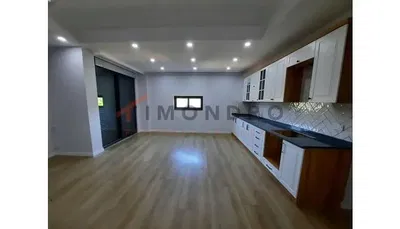 Κουζίνα; ξύλινο πάτωμα, φυσικό φως, ανακαινισμένο