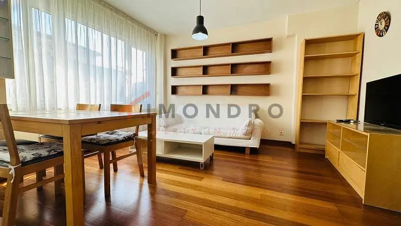 Σαλόνι; φυσικό φως, ξύλινο πάτωμα