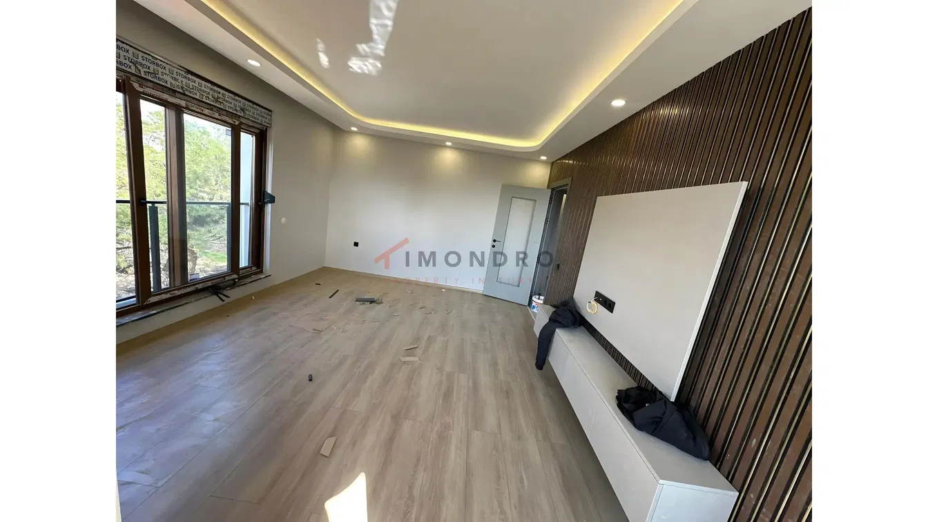 Σαλόνι; φυσικό φως, ξύλινο πάτωμα, ανακαινισμένο