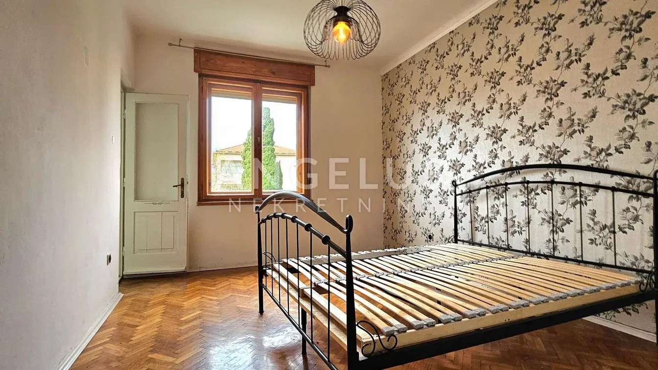 Ložnice; dřevěná podlaha, přirozené světlo