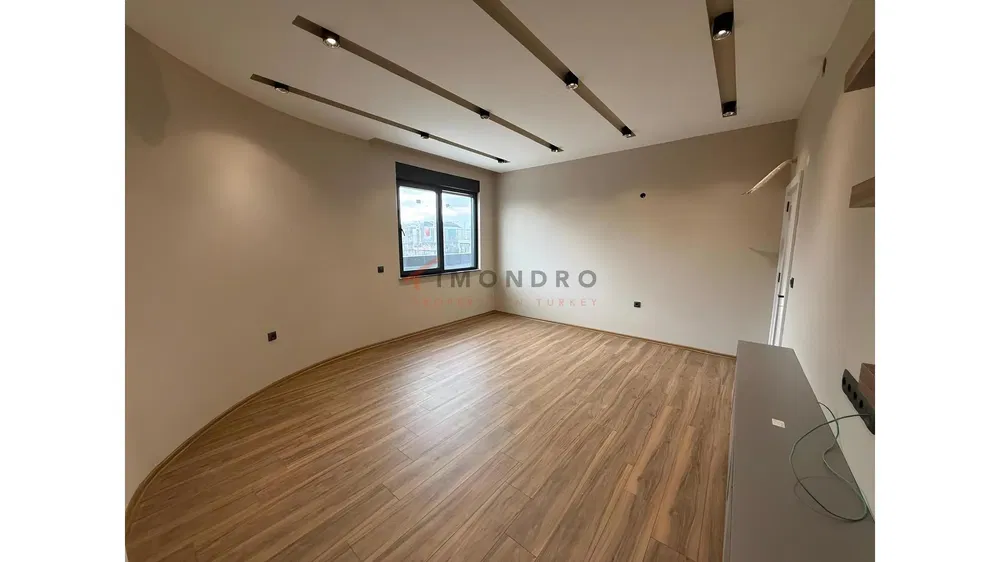 Υπνοδωμάτιο; ξύλινο πάτωμα, φυσικό φως, ανακαινισμένο