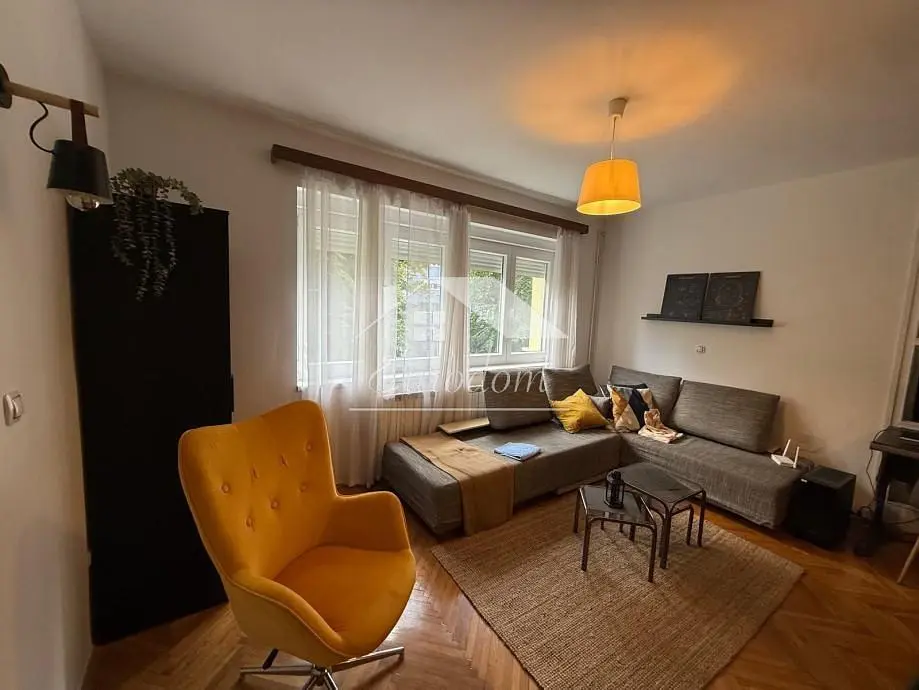 Dnevni boravak; prirodna svjetlost, moderan stil, drveni pod