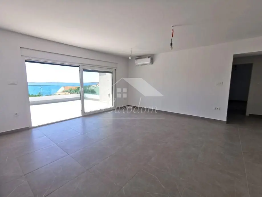 Salon; vue, carrelage, lumière naturelle