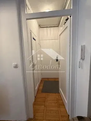 Garderoba; drveni pod