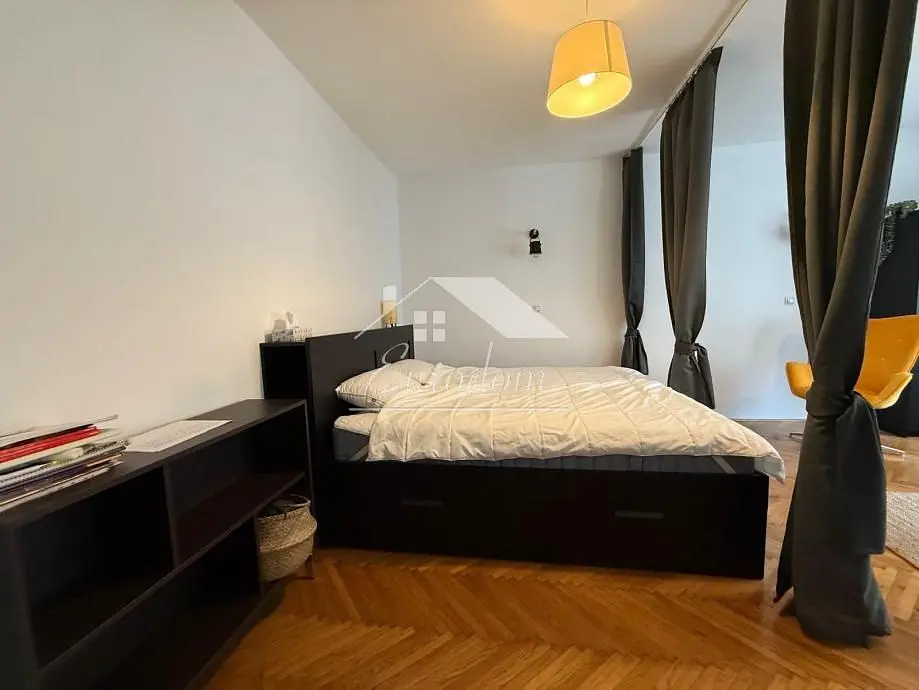 Spavaća soba; drveni pod, prirodna svjetlost