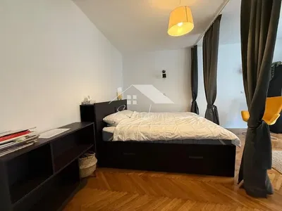 Spavaća soba; drveni pod, prirodna svjetlost