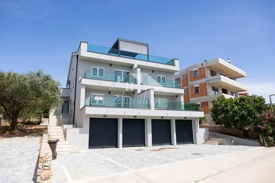 Dom a okolie; výhľad