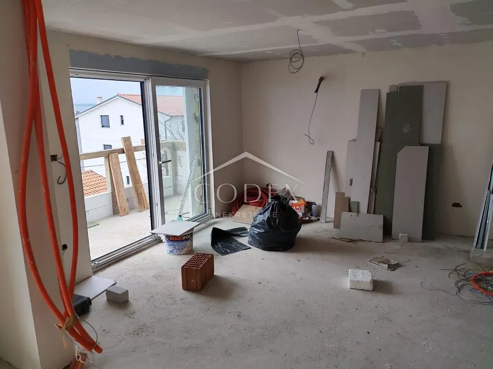 Obývací pokoj; nutná rekonstrukce, přirozené světlo