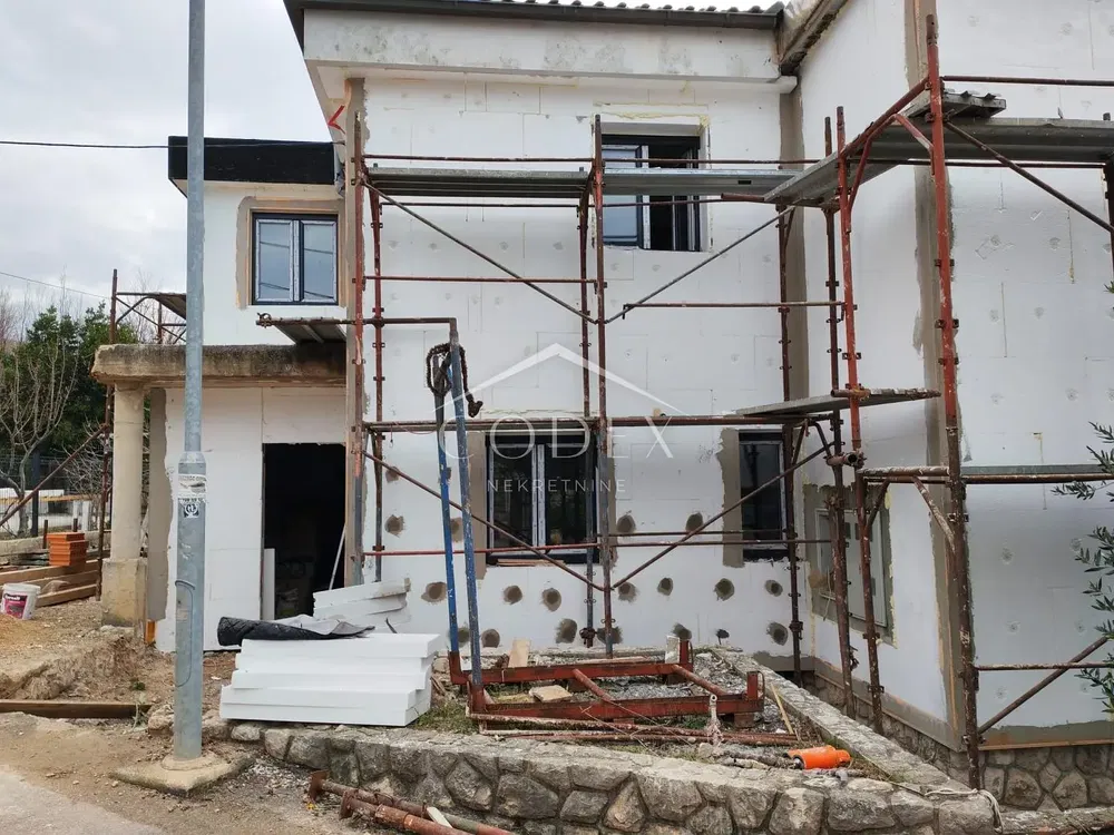 Dom a okolie; potrebná rekonštrukcia