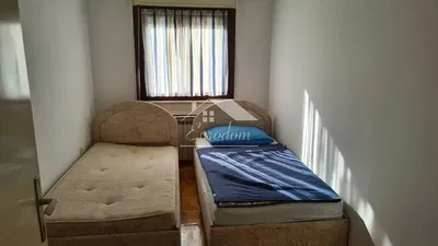 Spálňa; drevená podlaha, prirodzené svetlo