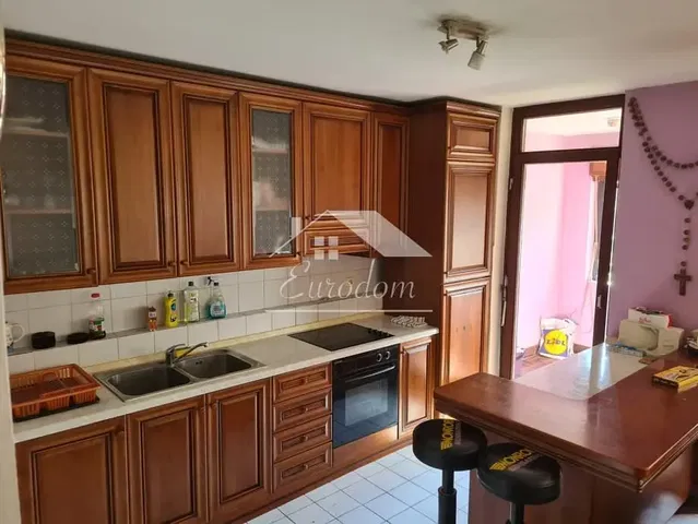 Kuchyňa; kuchynské spotrebiče, dlažba