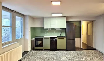 Cuisine; électroménager, carrelage, lumière naturelle