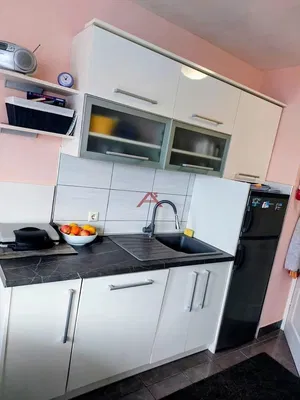 Kuchyňa; kuchynské spotrebiče, dlažba