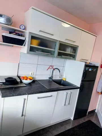 Kuchyňa; kuchynské spotrebiče, dlažba