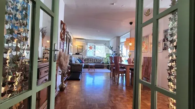 Dnevni boravak; drveni pod, prirodna svjetlost, moderan stil