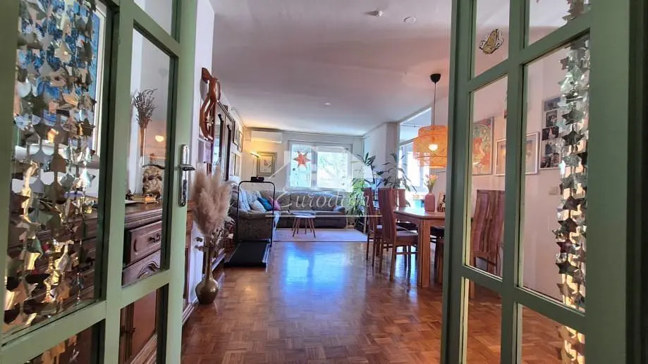 Dnevni boravak; drveni pod, prirodna svjetlost, moderan stil