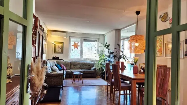 Dnevni boravak; prirodna svjetlost, rustikalni stil, drveni pod