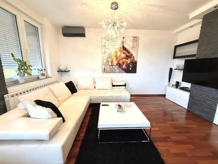 Dnevni boravak; prirodna svjetlost, moderan stil, drveni pod