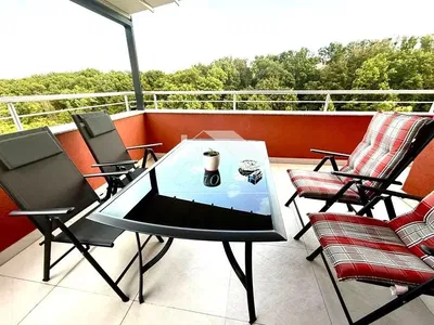 Balkon; pogled, pločice, prirodna svjetlost