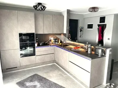 Cuisine; électroménager, rénové, carrelage, lumière naturelle, style moderne