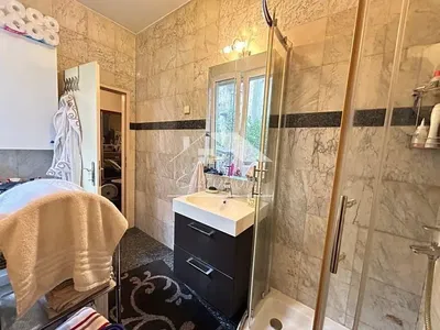 Kupaonica; pločice, prirodna svjetlost, renoviran