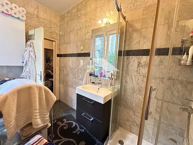 Kupaonica; pločice, prirodna svjetlost, renoviran