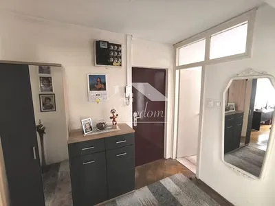 Garderoba; prirodna svjetlost, moderan stil