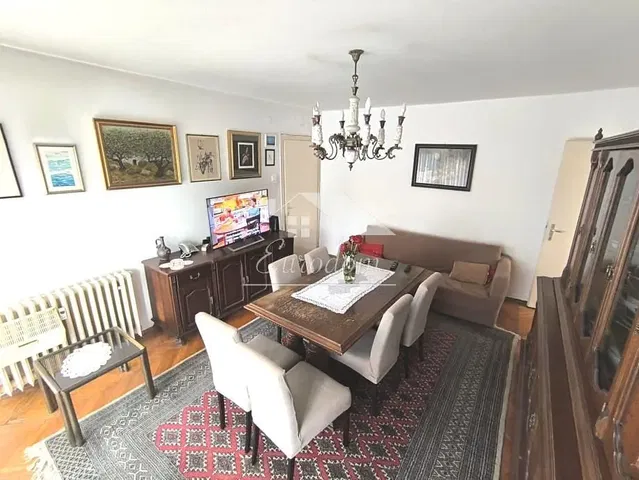 Dnevni boravak; rustikalni stil, drveni pod, prirodna svjetlost