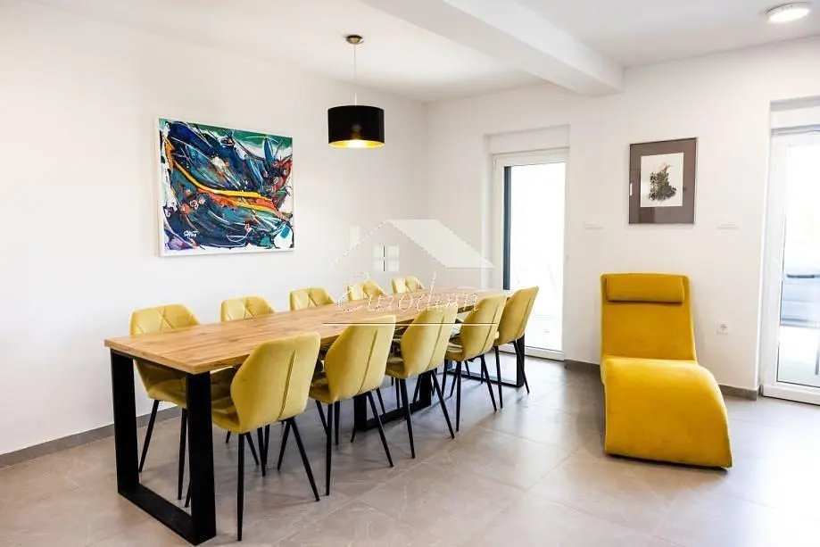 Salle à manger; carrelage, style moderne, lumière naturelle