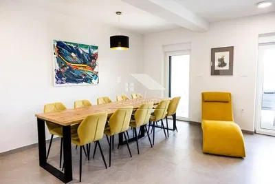 Salle à manger; carrelage, style moderne, lumière naturelle