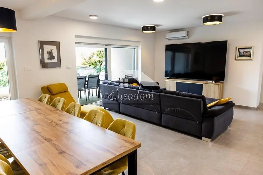 Salon; lumière naturelle, style moderne, carrelage